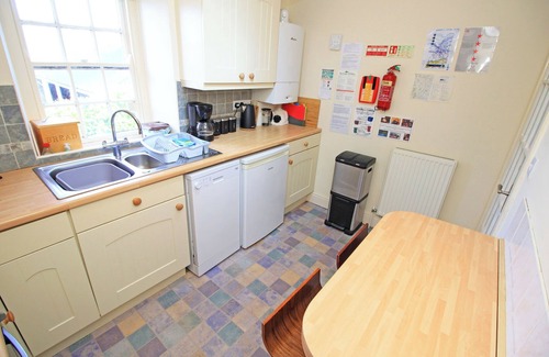 Borth-y-Gest Cottage | TREETOPS FLAT, pet friendly, with a garden in Porthmadog