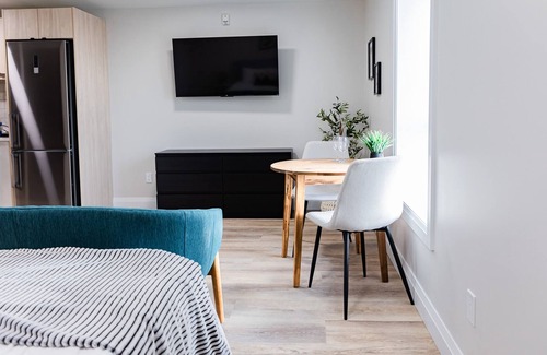 Kitchener Apartment | Trendy 1 queen bed studio Prime Downtown location!