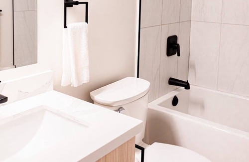 Kitchener Apartment | Trendy 1 queen bed studio Prime Downtown location!