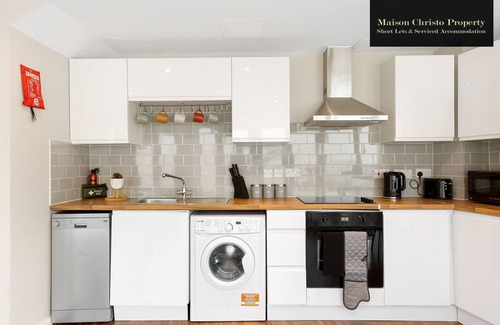 Stratford Apartment | Trendy 2BR Apartment With Large Terrace Near Canary Wharf, Excel, O2 & Stratford