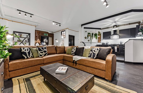 Victoria Apartment | Trendy, Arty, 3BR in Heart of Hipster Hackney!