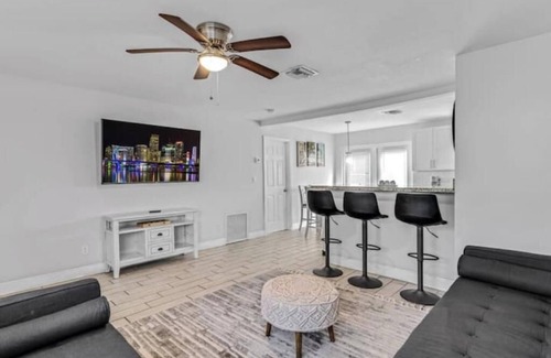 Hollywood Hills House | Trendy Family Home -Heated Pool
