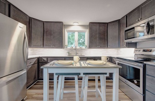 Bay View Apartment | Trendy Getaway: Trendy Getaway: 5 Min to Downtown + Pet Friendly