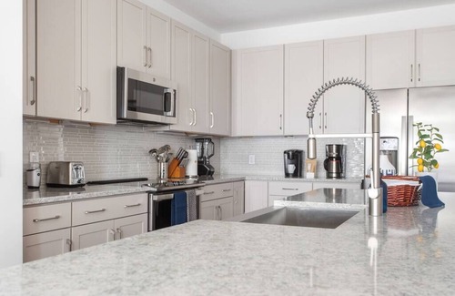 North Charleston House | Trendy Park Circle Home, Mins to Dtwn, CHS Beaches