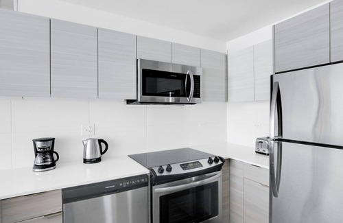 Streeterville Apartment | Trendy Streeterville Studio w/Deck & Pool, close to Beach, by Blueground