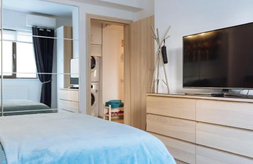 Sector 4 Apartment | Tres Chic DOUBLE sized Apartment