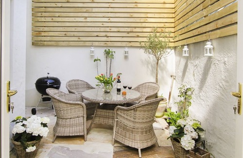Beaumaris Cottage | TRI RAGLAN BACH, family friendly, with open fire in Beaumaris