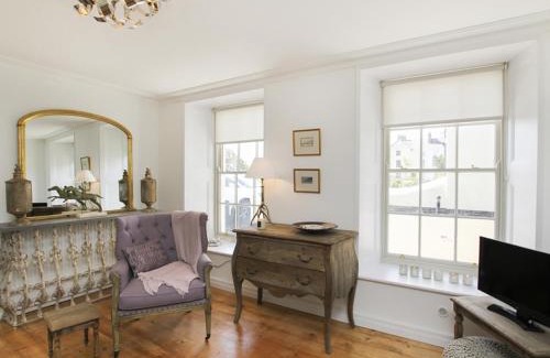 Beaumaris House | Tri Raglan Bach