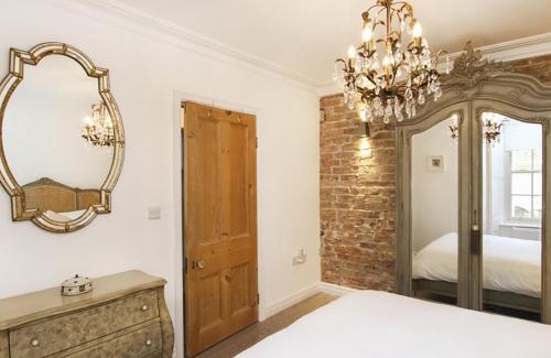 Beaumaris House | Tri Raglan Bach