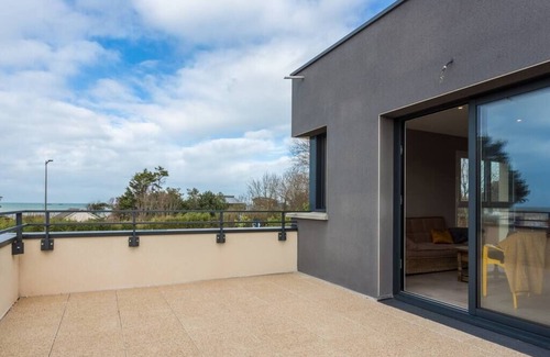 Saint-Come-de-Fresne Apartment | Tribord, apartment with terrace and sea view, parking