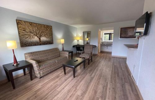 Southpoint Hotel | Tricove Inn & Suites
