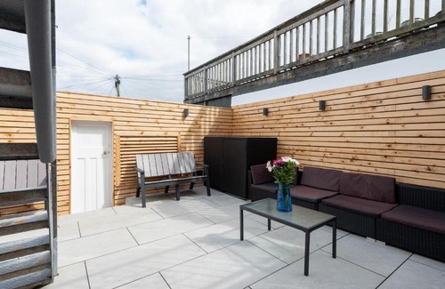 Newquay House | TRIG-Private Studio, Courtyard, Walk to Fistral