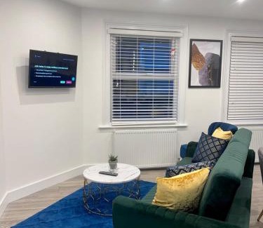 Huntingdon Apartment | Trinity Apartments - 2 Bed Apartment - sleeps 6 - Spacious - Modern - 30 Seconds from High Street