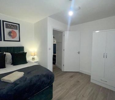 Huntingdon Apartment | Trinity Apartments - 2 Bed Apartment - sleeps 6 - Spacious - Modern - 30 Seconds from High Street