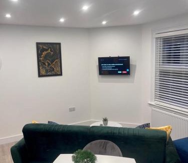 Huntingdon Apartment | Trinity Apartments - 2 Bed Apartment - sleeps 6 - Spacious - Modern - 30 Seconds from High Street