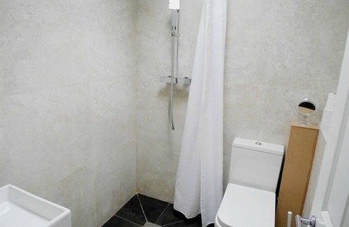 Kew Apartment | Triple Room Ensuite @ Kew Rooms