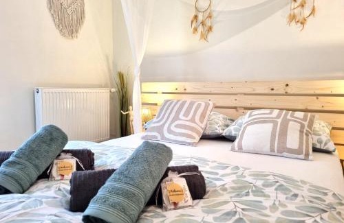 Sedan Apartment | Triplex bohème près du Château à Sedan, idéal 2 couples