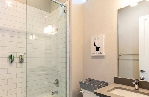 Farmers Branch House | Triplex Contemporary Townhome | Private Balcony