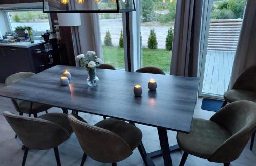 Kviteseid House | Trivelig og nylig oppført hytte med innendørs peis