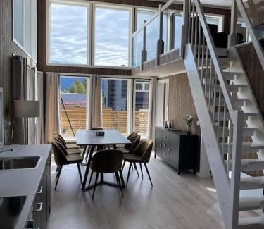 Kviteseid House | Trivelig og nylig oppført hytte med innendørs peis