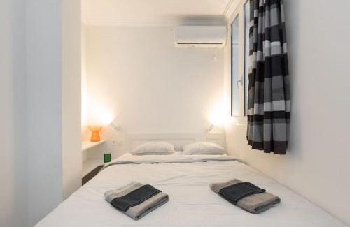 Petralona Apartment | Troon of Athens House