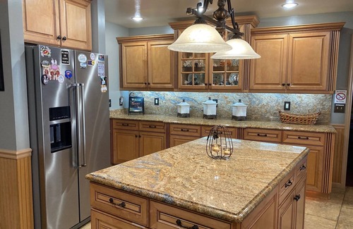 Hidden Lake Estates House | Trop Resort Home,4 Kings & Qn, Spa, Tiki Bar, PoolBath, Margarita Machine, Grill