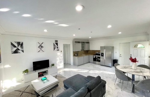 Downtown Hollywood Apartment | Tropical 1BR w/Pool, Hot Tub & Parking – Walk to Hollywood Beach