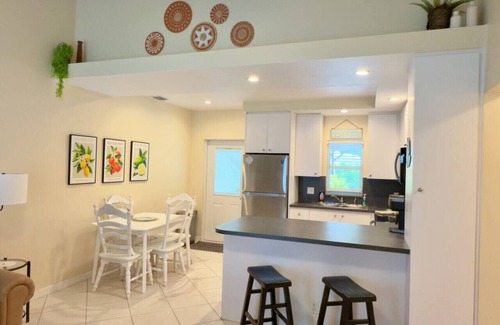 Kenmont House | Tropical 2bed 1bath near beach