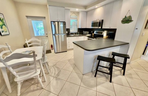 Kenmont House | Tropical 2bed 1bath near beach
