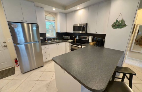 Kenmont House | Tropical 2bed 1bath near beach