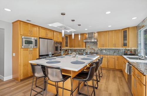 Vista House | TROPICAL 8 BR SALTWATER POOL SPA WATERFALLS CAVE GROTTO Sleep 22 Legoland Beach!