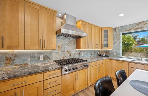 Vista House | TROPICAL 8 BR SALTWATER POOL SPA WATERFALLS CAVE GROTTO Sleep 22 Legoland Beach!