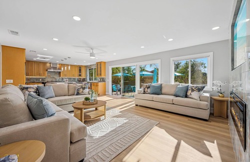 Vista House | TROPICAL 8 BR SALTWATER POOL SPA WATERFALLS CAVE GROTTO Sleep 22 Legoland Beach!