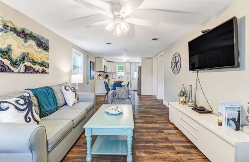 Fernandina Beach House | Tropical Beach Bungalow Down | Backyard | Grill | Across Street from Beach