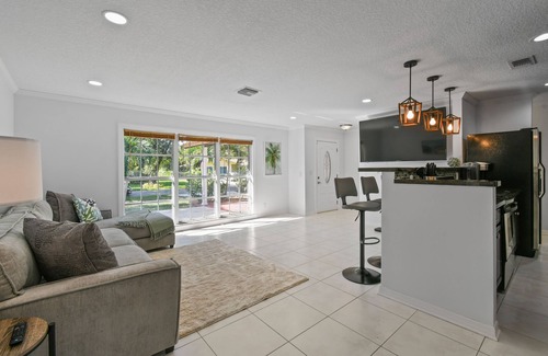Echo Lake House | Tropical Beach & Lakefront Home w/Pool