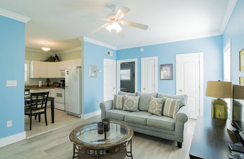 Ono Island Condo | Tropical Haven: Resort Condo Retreat with Oasis Pool and Poolside Tiki Bar