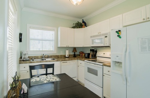 Ono Island Condo | Tropical Haven: Resort Condo Retreat with Oasis Pool and Poolside Tiki Bar
