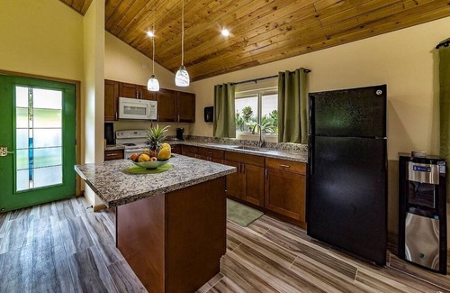 Mountain View House | Tropical Island Paradise - Leialoha Cottage