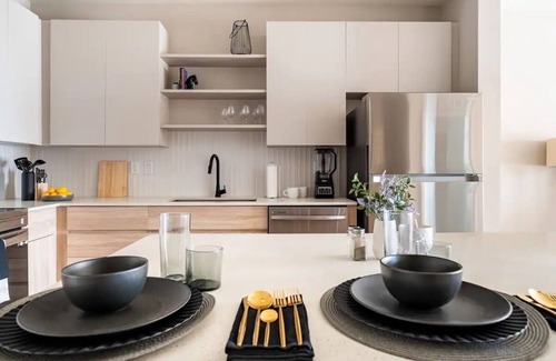 Loughman Apartment | Tropical Luxe near DISNEY - POOL, GYM, ENTERTAINMENT ROOM - Great for Relaxing