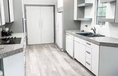 Parkland Apartment | Tropical Oasis in The highly sought after Parkland FL 13 miles from the BEACH