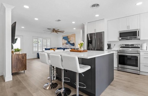 Fort Lauderdale House | Tropical Oasis with Heated Pool and Cabana Bar