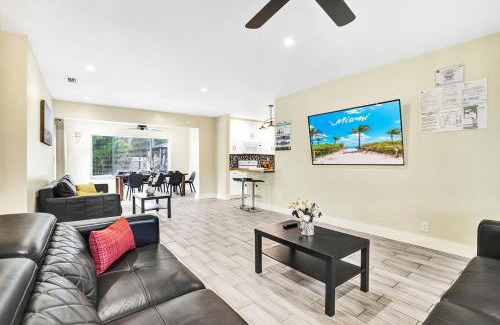 Hollywood Lakes House | Tropical Palm Oasis Heated Pool near Beach