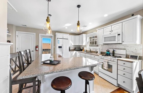 Surf City House | Tropical Paradise 1 Off Beach!