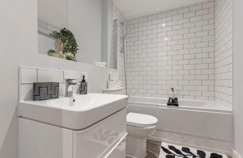 Bordesley Apartment | Tropical Suite - 2 Bed 2 Bath City Centre Netflix Games - Exclusive Weekly and Monthly DEALS - Raozee Homes