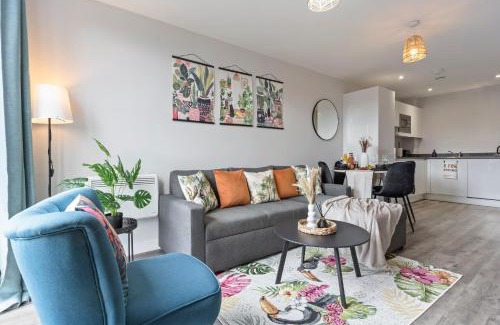 Bordesley Apartment | Tropical Suite - 2 Bed 2 Bath City Centre Netflix Games - Exclusive Weekly and Monthly DEALS - Raozee Homes