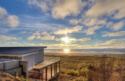 Moclips House | True Beachfront! 4BR, 4BA with amazing views and direct beach access. Hot Tub!