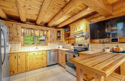 Canadensis Cabin | True Log Cabin in the Heart of Poconos with HOT TUB and MOVIE THEATER