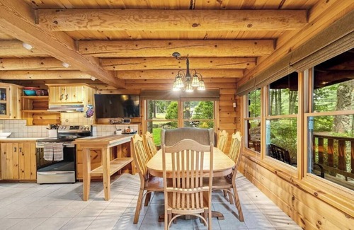 Canadensis Cabin | True Log Cabin in the Heart of Poconos with HOT TUB and MOVIE THEATER