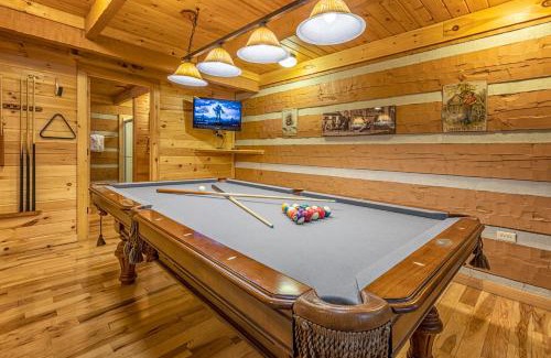 Gatlinburg - Pigeon Forge Ski Chalet | True Log Cabin With Stunning Views, Hot Tub, Sauna