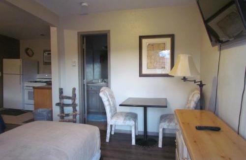 Central Colorado Springs Hotel | True North Motel